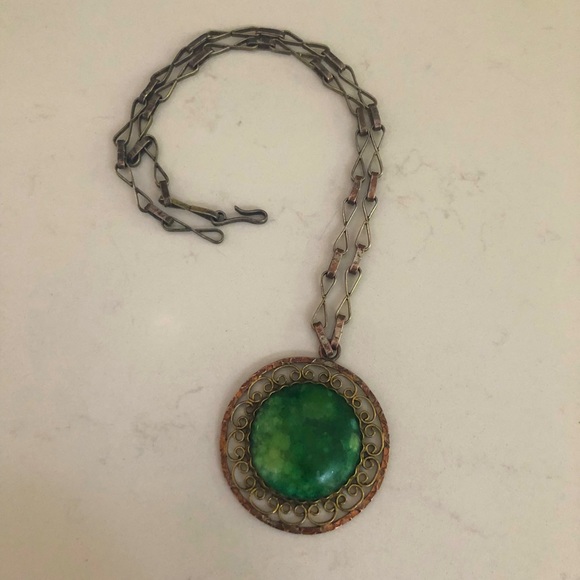 Antique Green Jade necklace set in brass - Picture 2 of 4